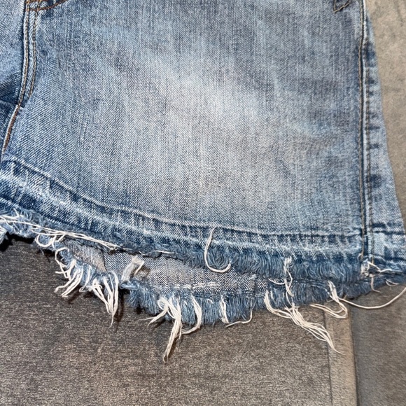 Boot Heel Trading Co- Light Blue Frayed Jean Shorts size 10 - Picture 11 of 15